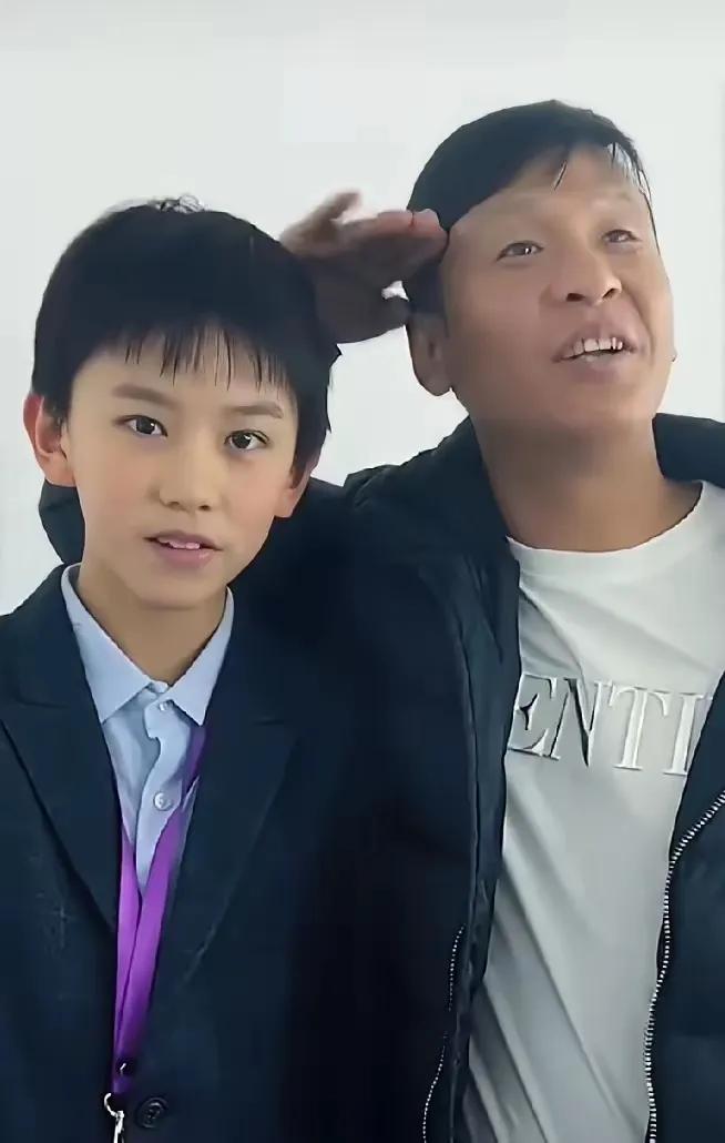 如果不是脸型太像的话，谁能想到他是宋小宝的儿子？都知道宋小宝二婚娶了一个肤白貌美