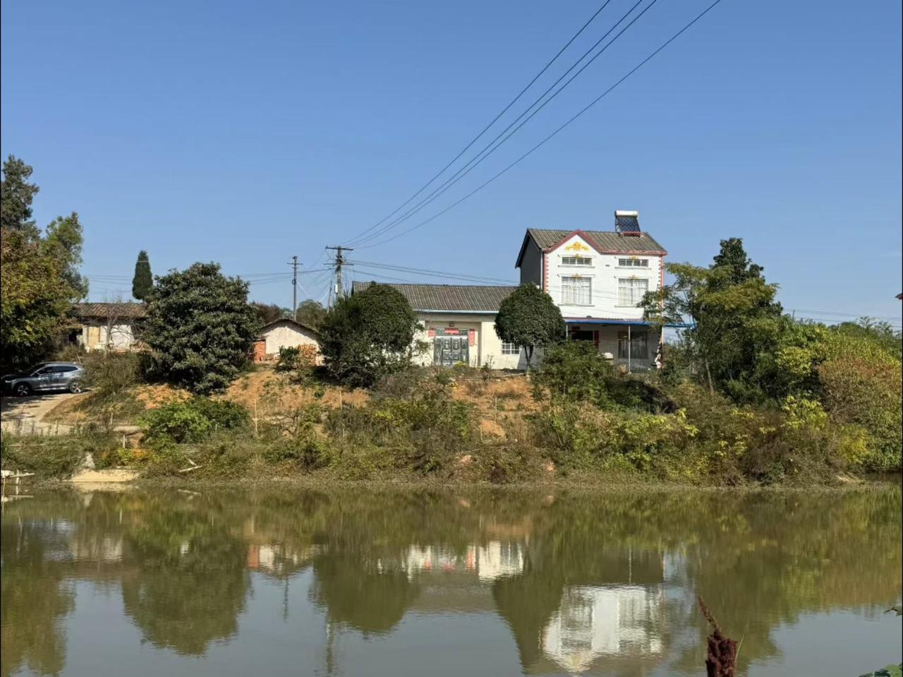 宜昌枝江安福寺镇的房子一栋，两层半，精装修，建筑面积300平，旁边杂屋70平，带