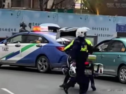 今天，云视都市条形码报道了昆明交警开展的一场执法行动，此次行动明显针对违停候客的