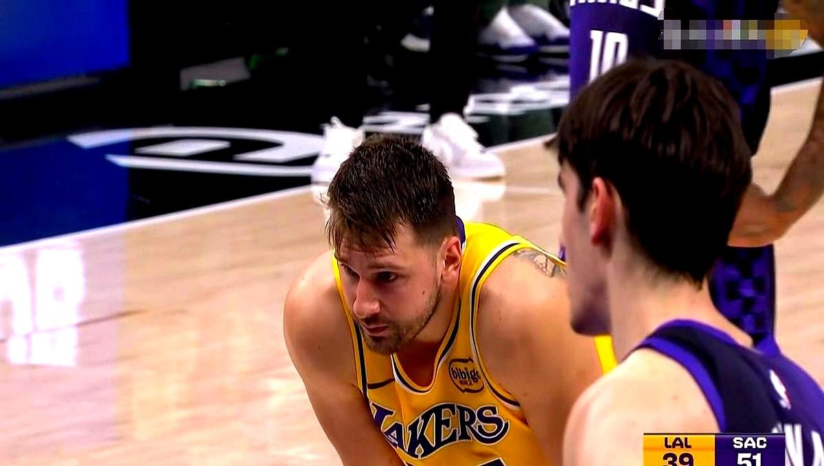 国王那场，东契奇半场26分，队友却像集体感冒，篮筐都砸歪。
 

他在场还赢2分