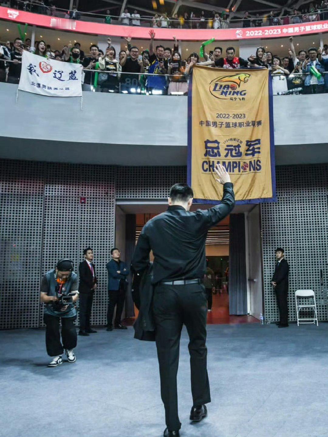 想起那些一起走过的路,一起经历的故事，很难过，又无能为力。感谢，尊重，会再见。 