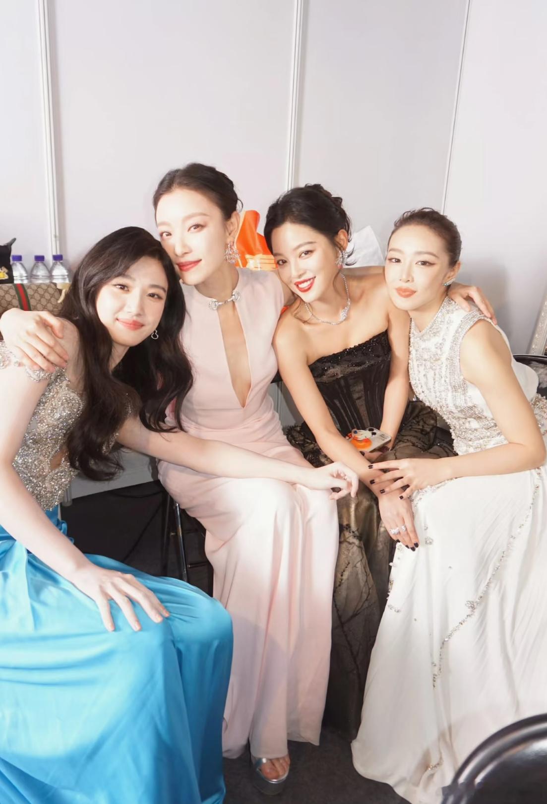 那些微博神级合照🈶，真的很喜欢群像，大家都好鲜活，好明媚～今年微博之夜请多来些