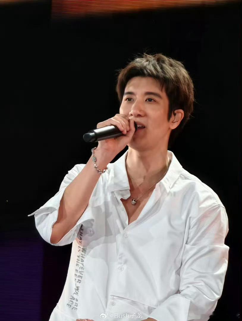 怎么有机器人在王力宏演唱会罚站机器人在王力宏演唱会演我上课 王力宏演唱会舞台趣味