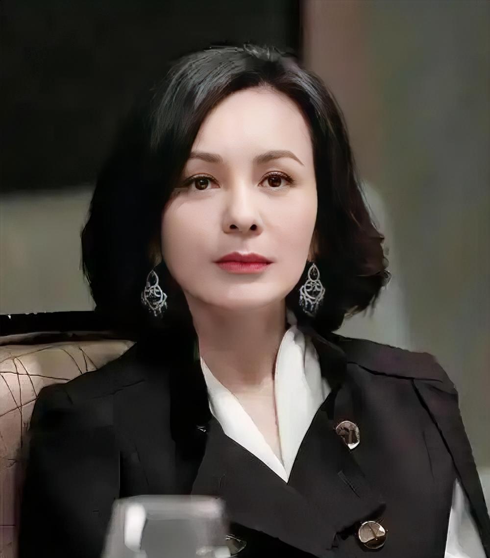 17岁那年，因为想买一双皮鞋，母亲一巴掌扇打得她满嘴是血。她第一次攥住了母亲的手