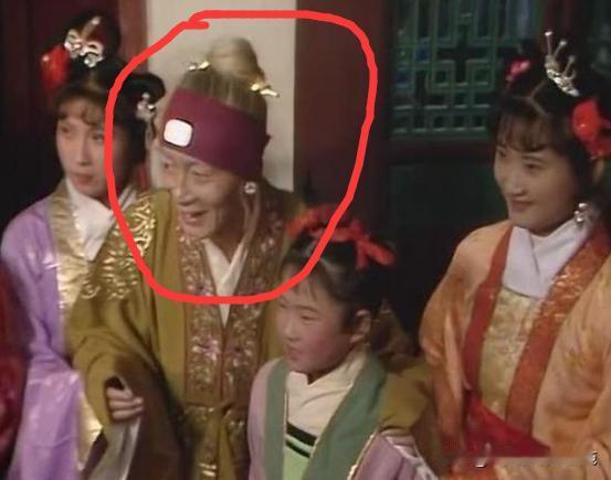 猪八戒的婚礼“孙悟空”也有参加，演了个吃席的老太太，最后还被变脸后的猪八戒给吓晕