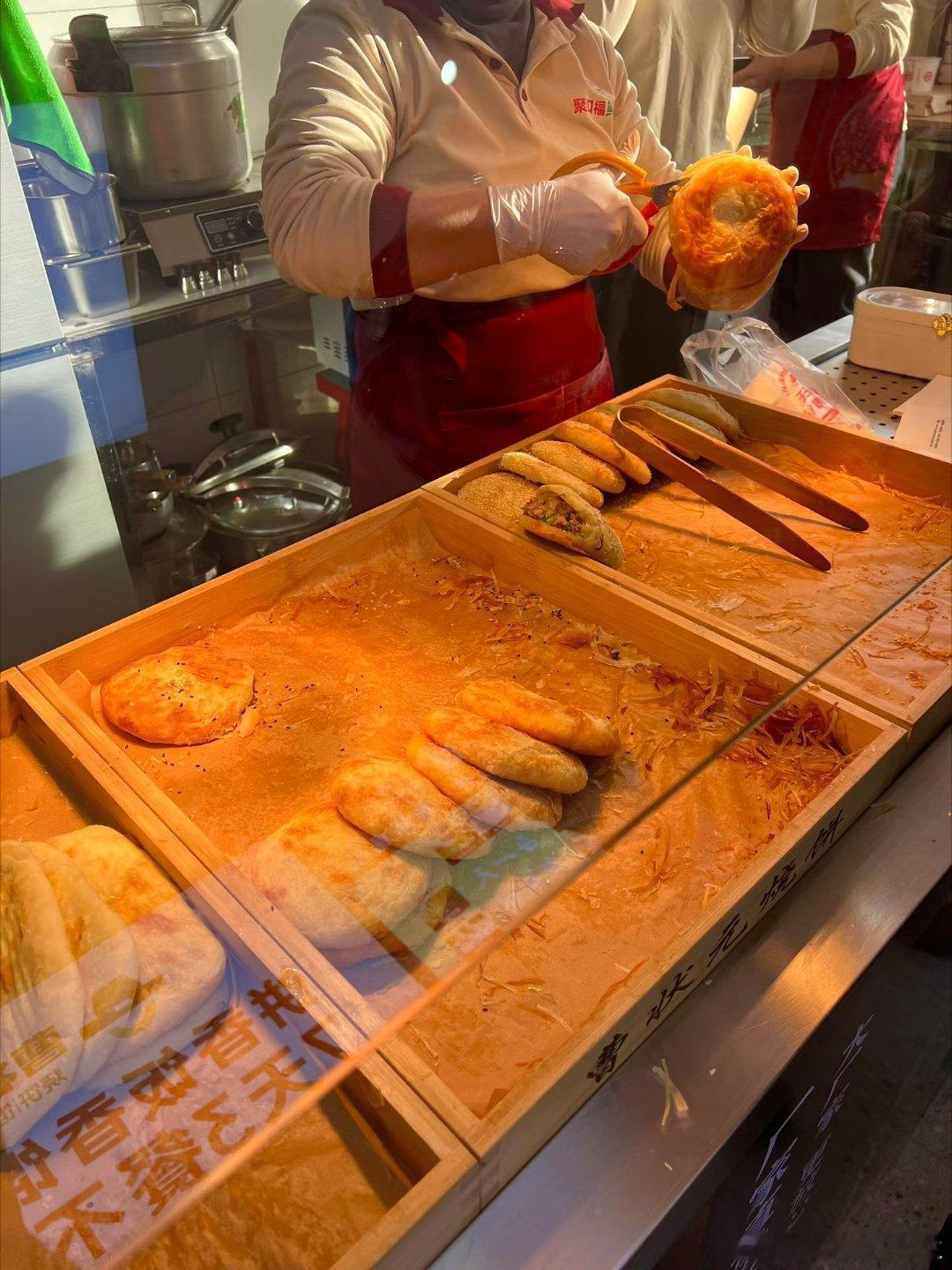 早餐又晚了，这烧饼个儿还不小，以此类推，午饭也晚点儿吃吧 