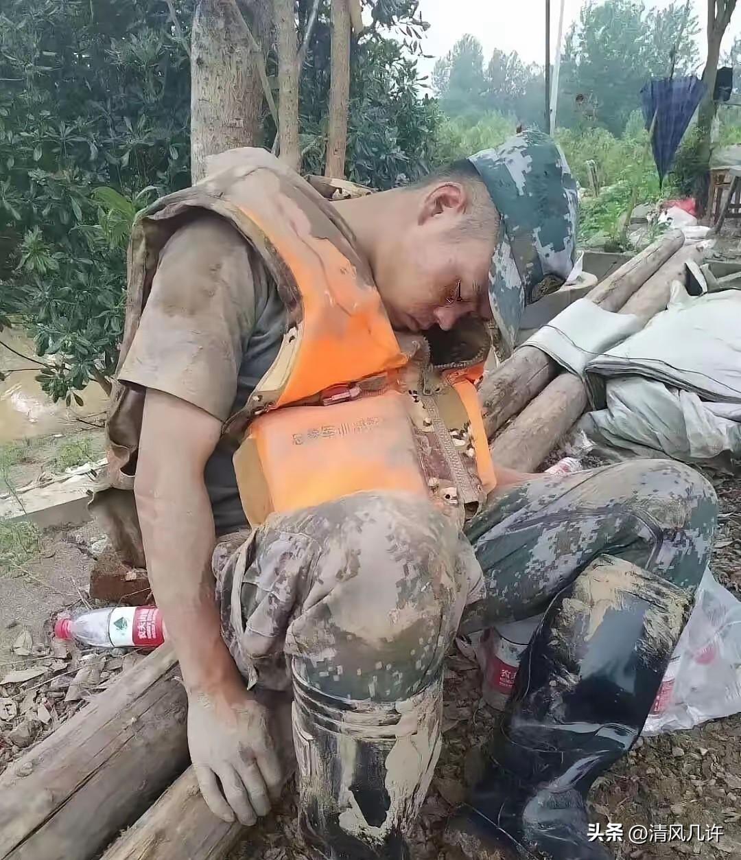 这张照片让无数人泪崩，一个满身淤泥的战士，累的靠在一棵树旁睡着了。

画面里那个
