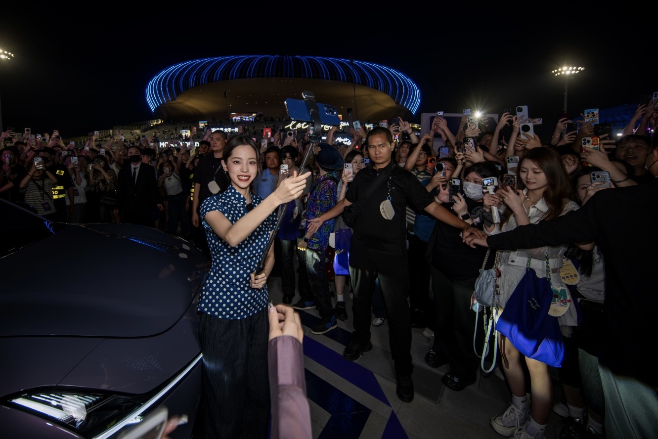 MONAL05发布会好多人啊欧阳娜娜太美了欧阳娜娜喊你和MONA一起出发 ​​​