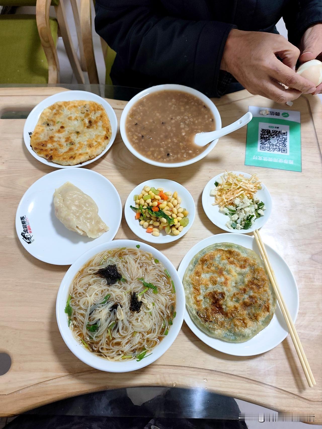 今日，社区食堂
两个六零后的早餐
共计消费了11元
看看，我们吃了什么？
[笑]