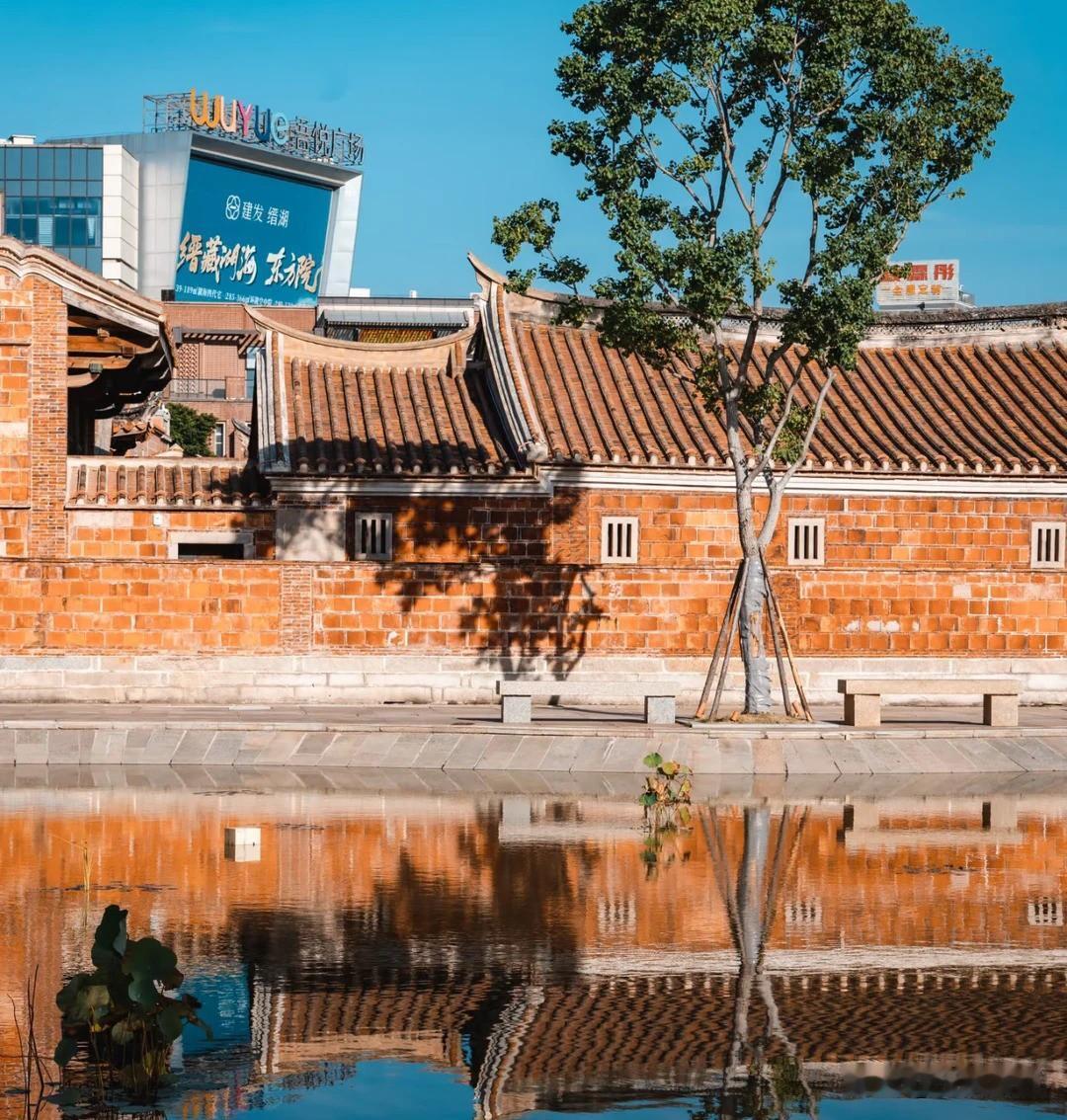福建晋江市陈埭镇是有名的鞋都，镇上的鞋厂随处可见，到处是密密麻麻的高楼大厦，很有