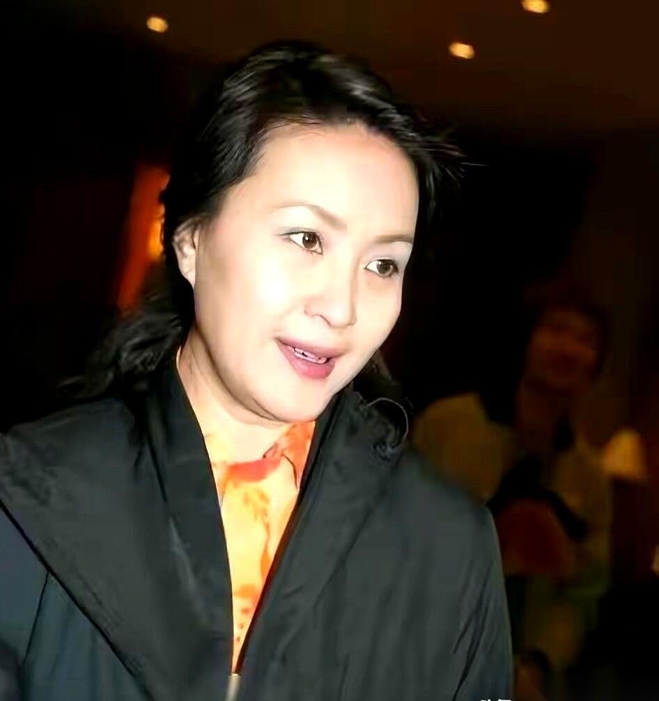 今天刷到一个女演员的照片，给我看愣了。
不是那种医美堆出来的紧绷，也不是硬凹出来