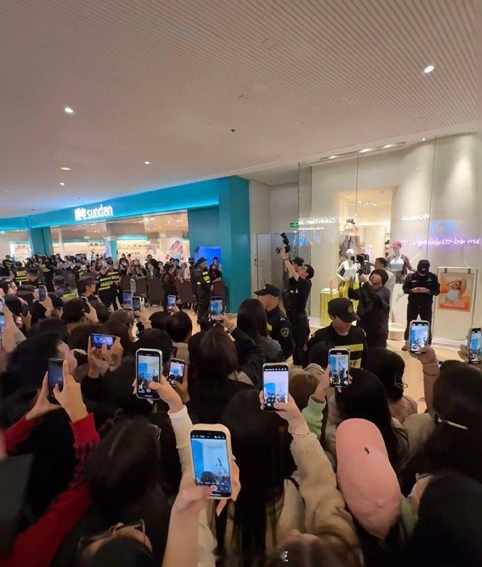 黄景瑜广州活动人气黄景瑜广州活动生图黄景瑜广州活动现场，到处都是举着手机拍照的粉