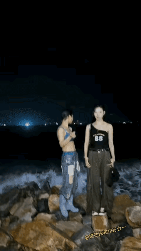 一个大浪过来，两位美女瞬间就消失在镜头中，太能作死了，希望平安。 