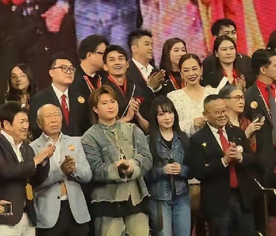 演员张铎跟着老婆陈松伶参加修哥的演唱会，这状态妥妥扎根港圈了。夫妻俩同框出镜，张