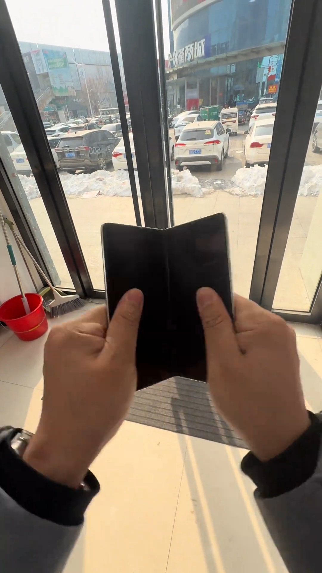 老哥亲自演示折叠屏结不结实，不怕折、也不怕摔，也有可能是运气好，大家不要模仿但是