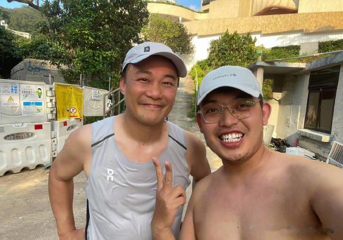 陈奕迅应该很好相处吧，运动时被网友要求合影也能很配合。
