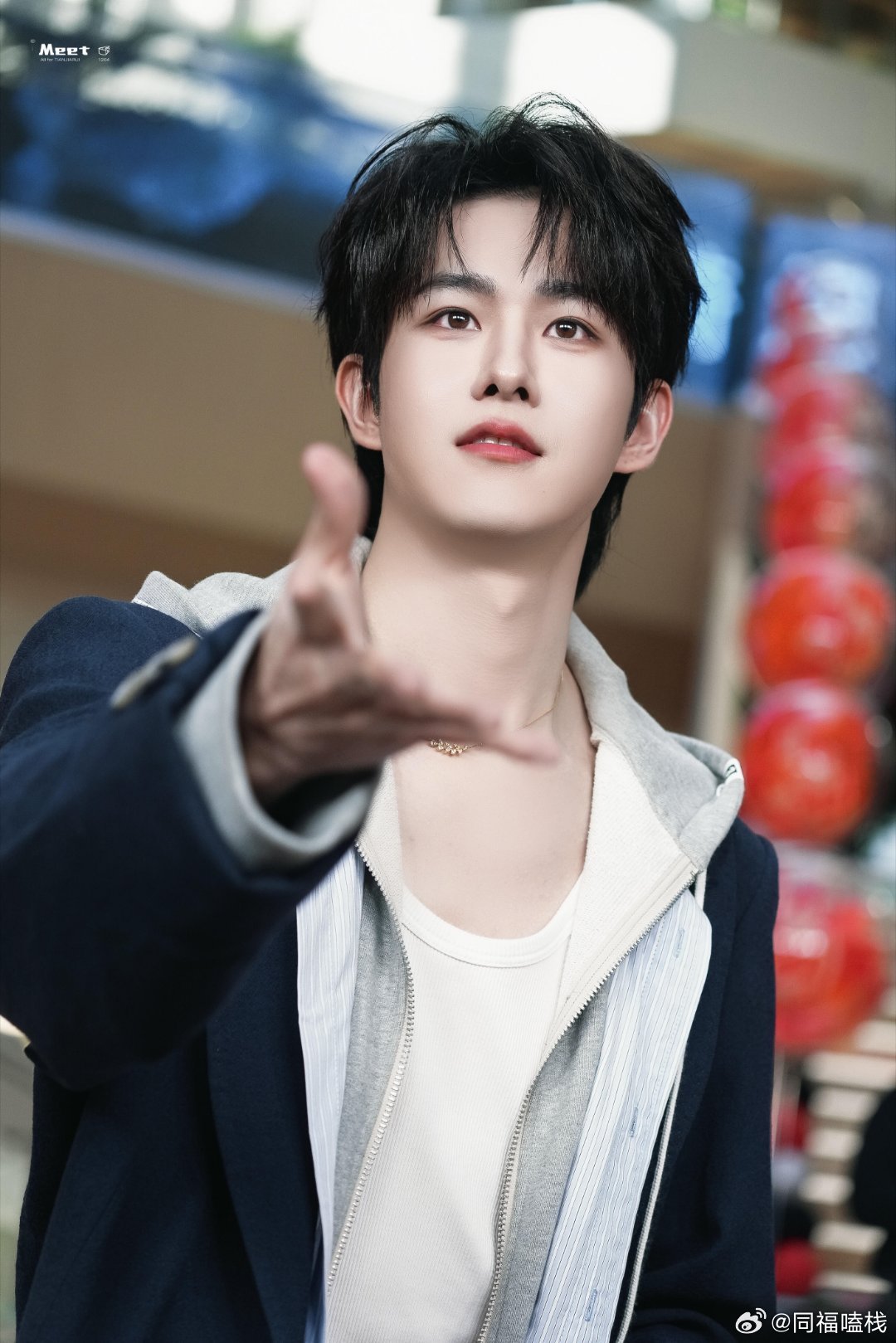 田嘉瑞疑似胸口过敏田嘉瑞胸口过敏 哦莫，田嘉瑞胸口这儿是过敏了吗？下午带着项链，