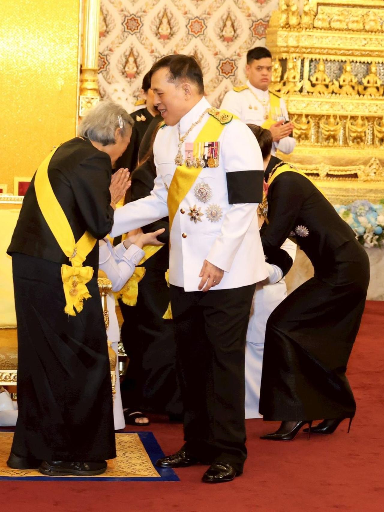 泰王的灿烂笑容，都给了妹妹诗琳通公主
11月7日下午5点18分，国王与王后乘皇家