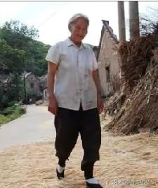 刷到一友友写的“三寸金莲”，我就想起了我的奶奶，妥妥的“三寸金莲”，好像她比同辈