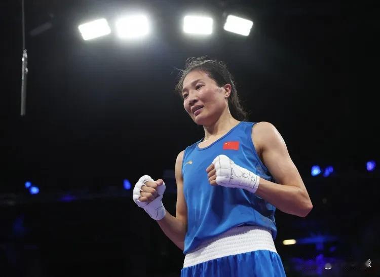 杨柳银牌！！在与阿尔及利亚争议女拳手哈利夫的66公斤级级决赛中，中国选手杨柳拼尽