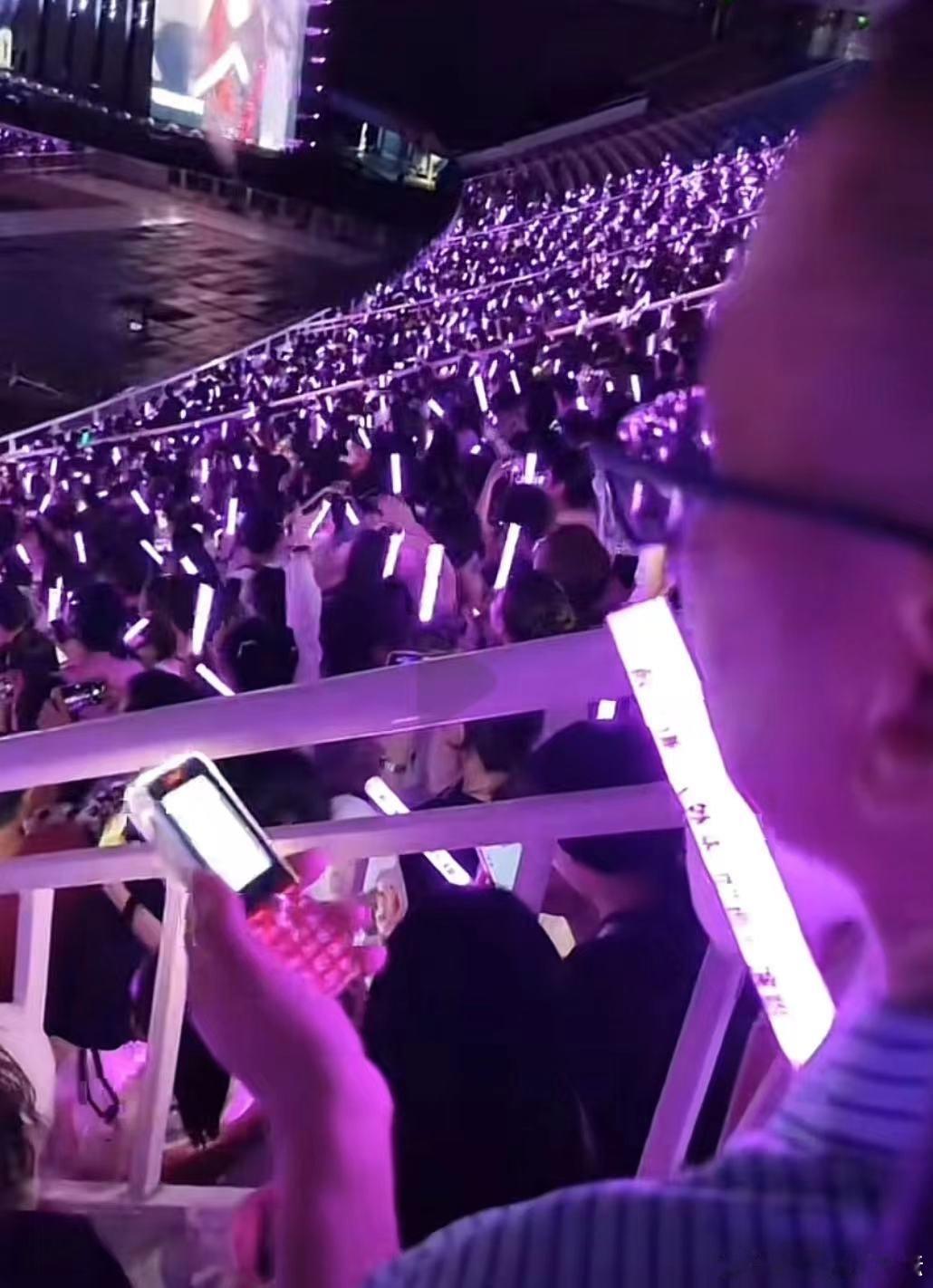 #薛之谦粉丝拿着老年机打开闪光灯# 粉丝们用心了！老年机虽然简单，但打开的闪光灯