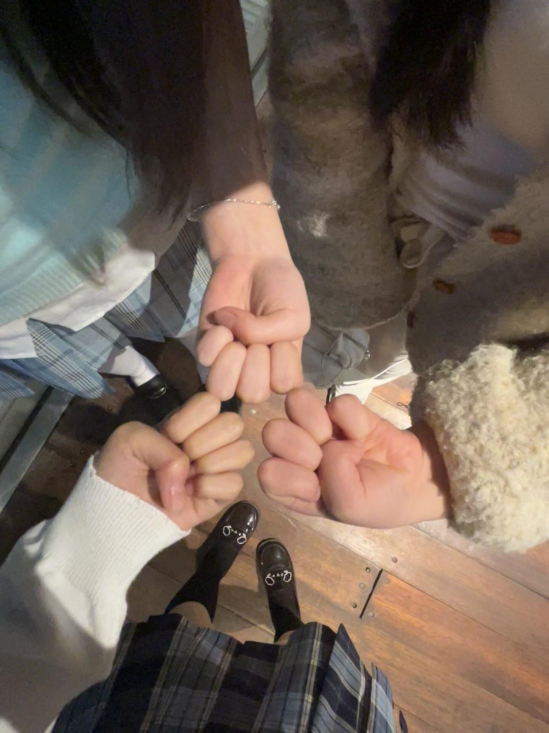 闺蜜间的甜蜜时刻，一起比心心💖