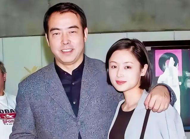 这是1996年，陈凯歌与陈红的一张合影照。当时陈凯歌44岁，高大威猛，比陈红高出