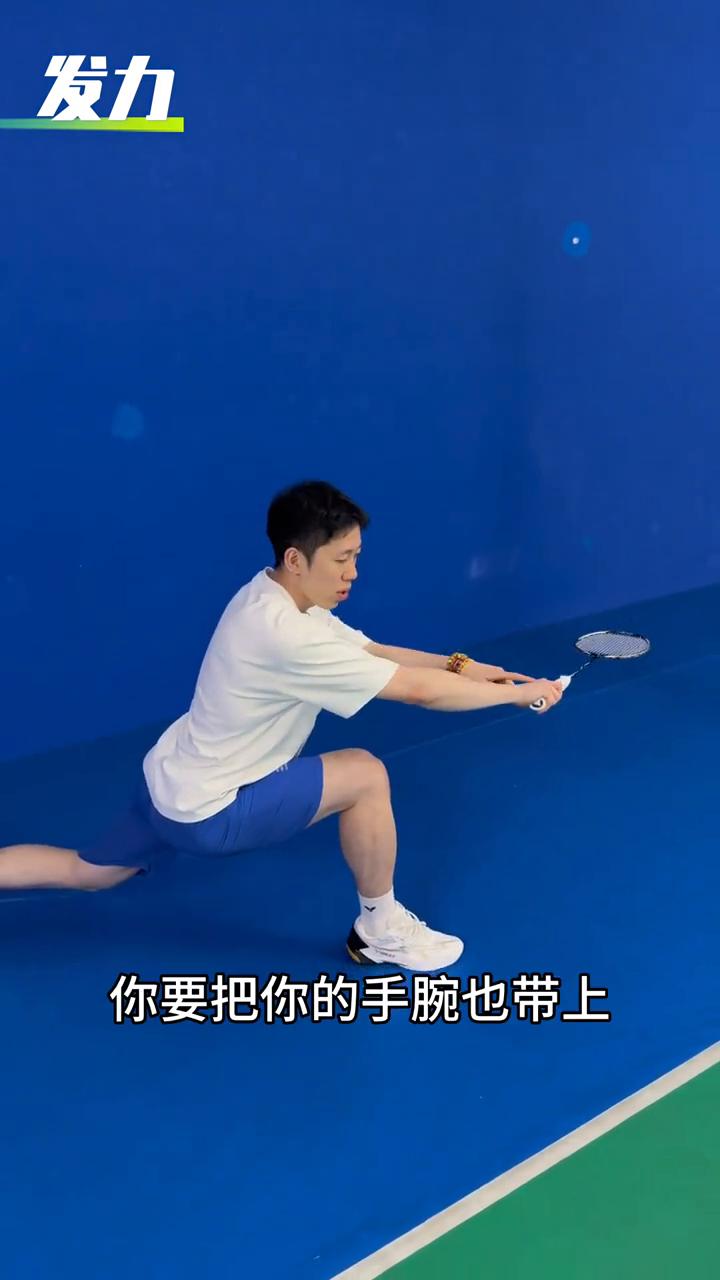反手底线超后场。
反手底线超后场，今天分享给你反手被动底线超后场。
·第一步握拍