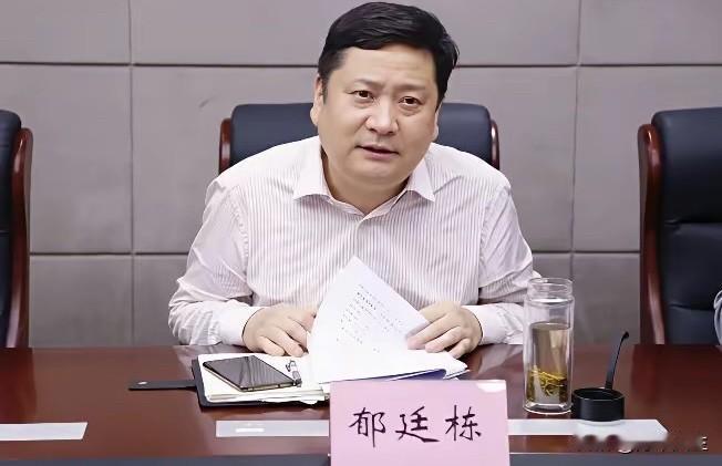 一场庆功宴会，喝着茅台吃着大餐，光是男人喝不尽兴，还得有女下属无条件配合，这回踢