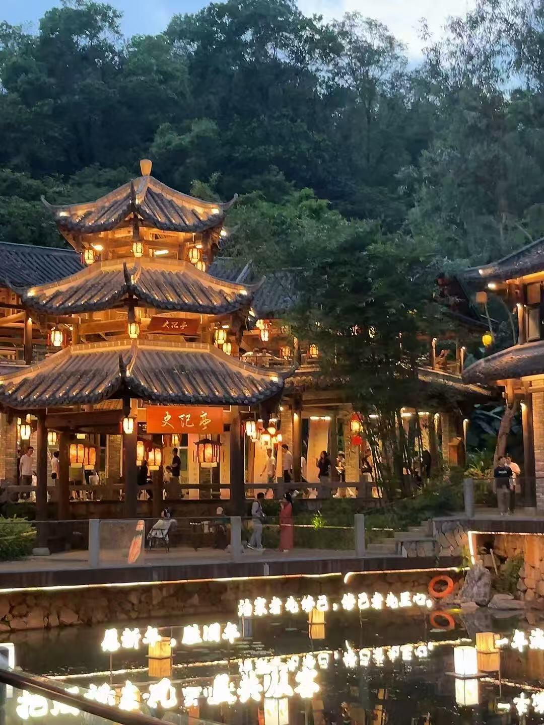 谁家深山藏古村，夜色温柔如画