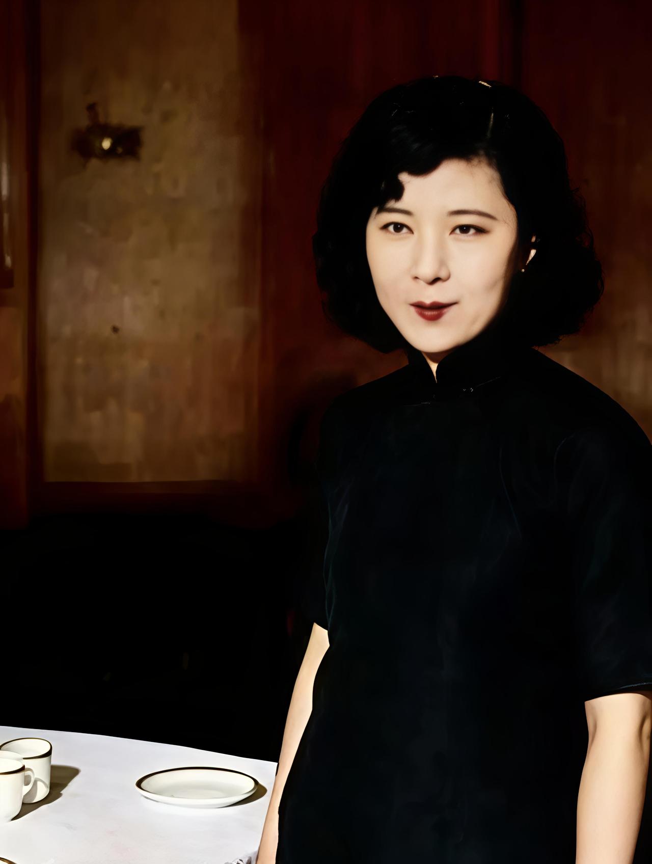 珍藏记忆老照片分享1929年，张学良原配夫人于凤至在天津拍摄的两张照片。不愧为大