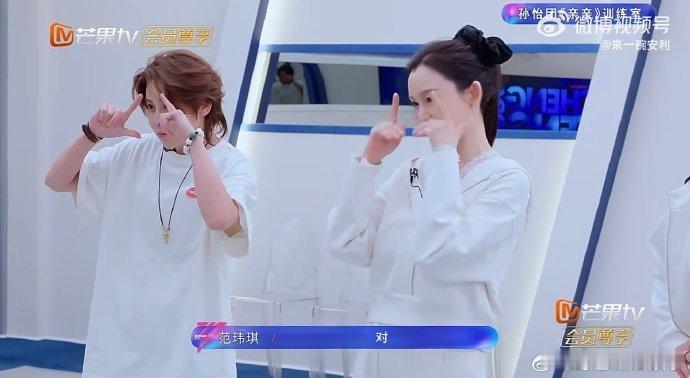 王濛亲亲编外队员王濛沉迷小甜歌无法自拔日常酷飒的王濛，私下里化身甜歌爱好者，这种