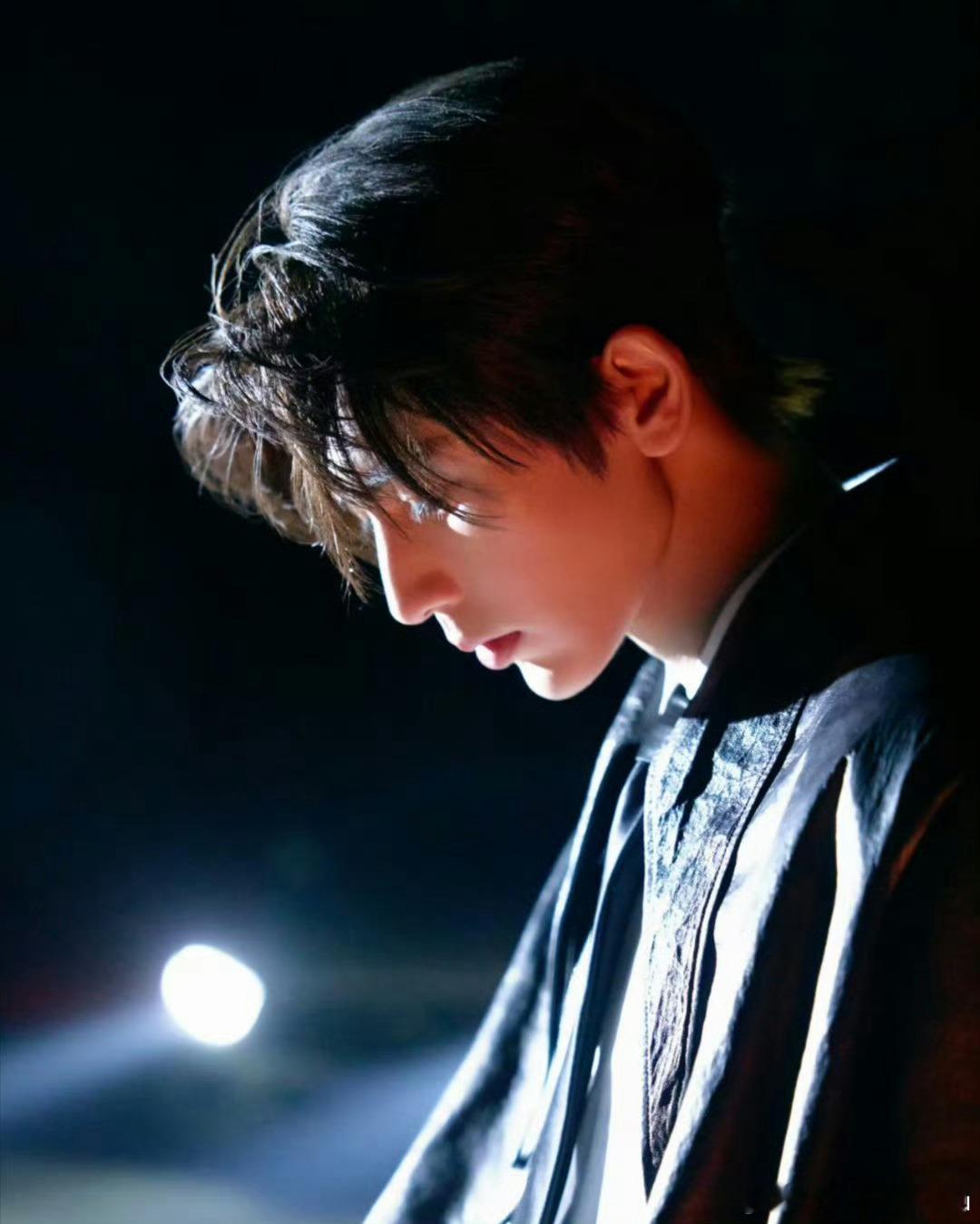 张凌赫黑皮衣造型干净有型，耳夹细节恰到好处，宽肩窄腰比例出众，清冷气质自然，整体