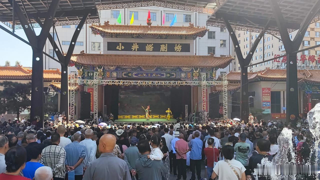 小井峪传统庙会上，唱大戏最受乡亲们喜爱。戏台上锣鼓齐鸣，演员们唱腔高亢，表演投入