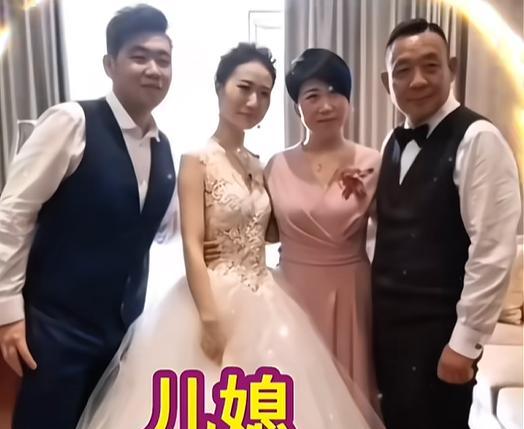 胖东来老板娘和儿媳妇长得太像了。
这可不是普通婆媳。
两人站一起就像亲母女。
网