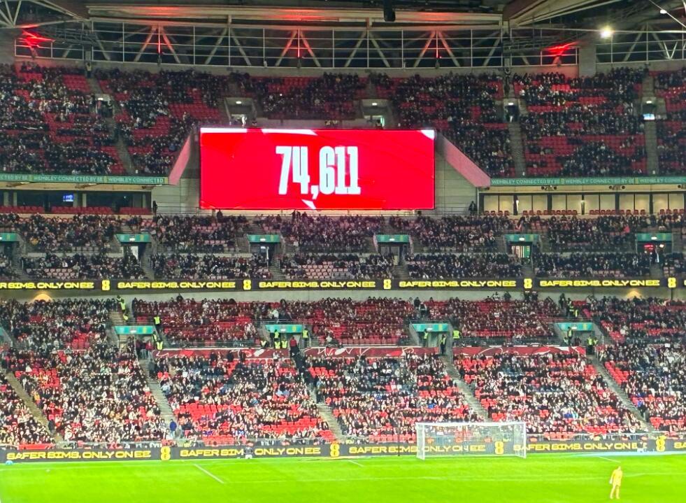 中国女足0比8英格兰女足 据现场播报，本场比赛共有74611名观众来到温布利大球