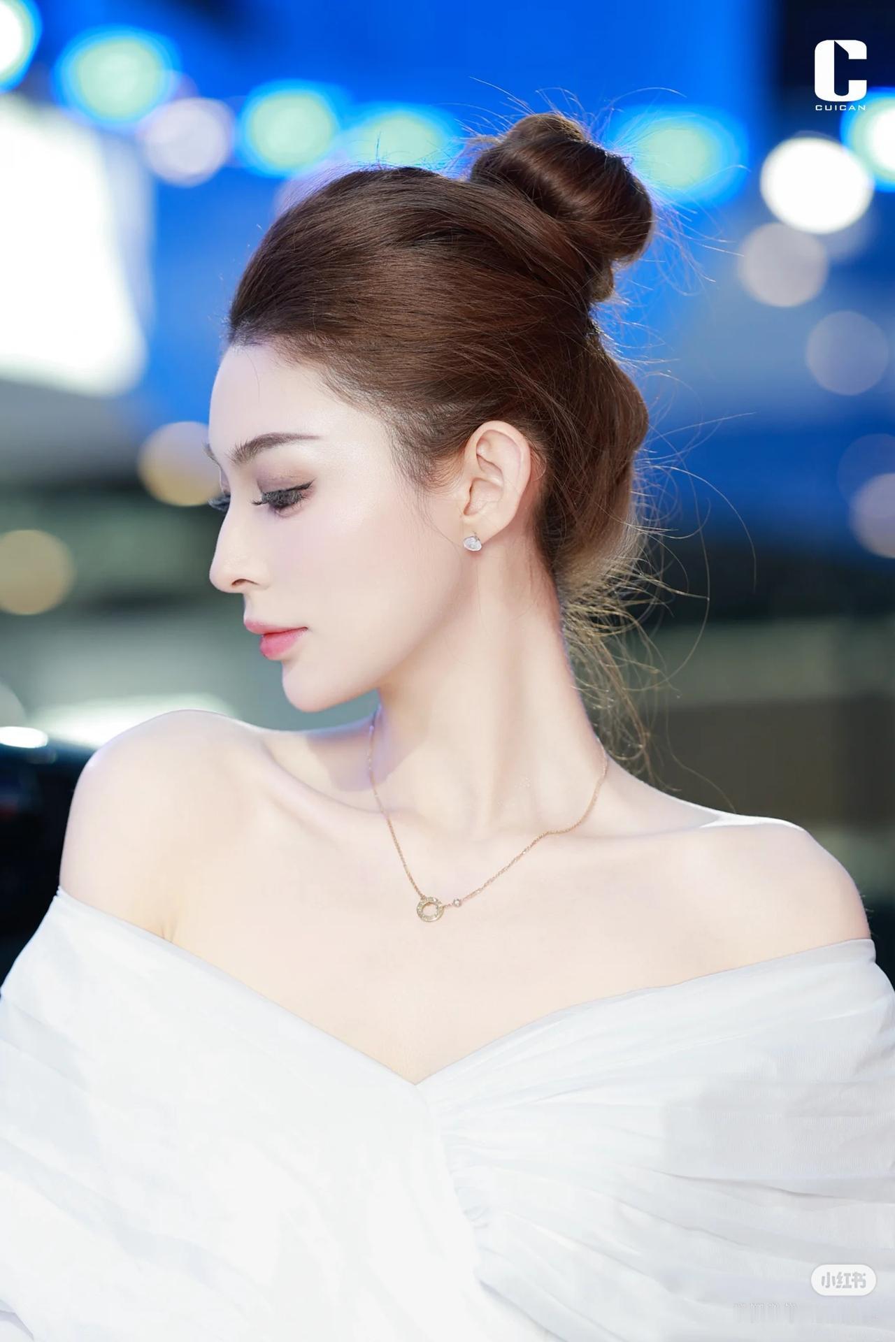 怎样穿搭知性又显身材?美女车模穿搭写真