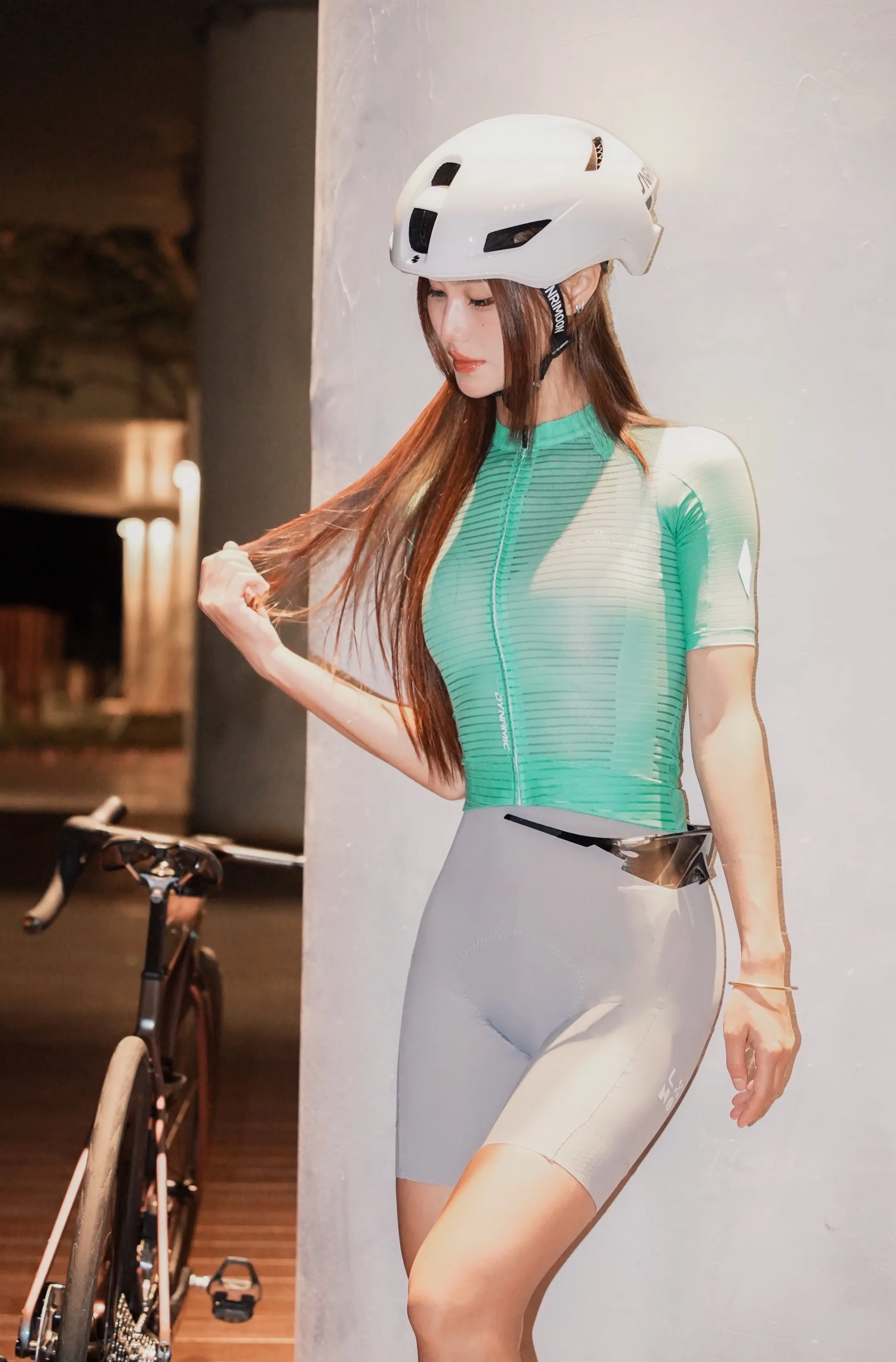 独来独往像个高手。