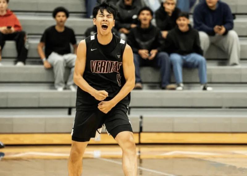 美媒Ballislife发文报道：在Tarkanian邀请赛第三日比赛中，来自V