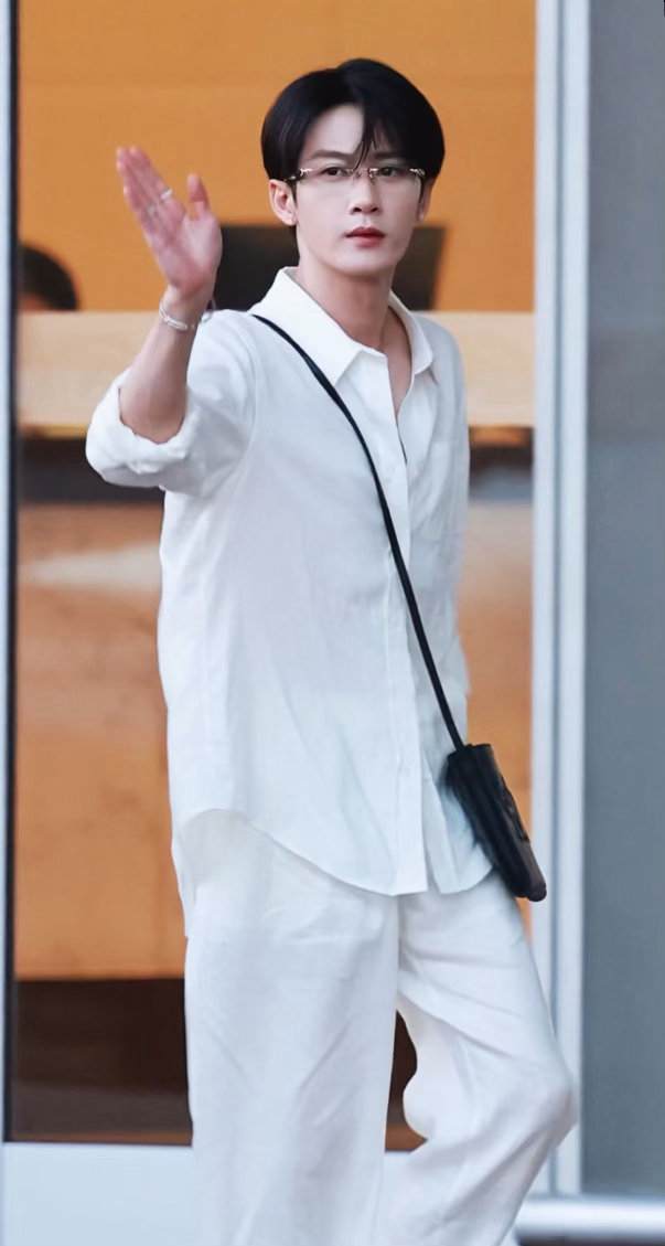 檀健次爱情有烟火李亦非檀健次李亦非今天很非总哦北京出发了又可以看到新鲜舞台 辛苦
