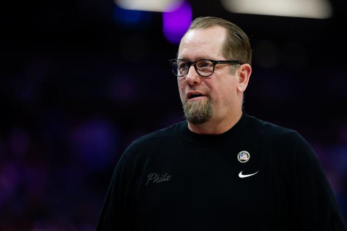 看NBA上咪咕视频，76人才打了一场季前赛，球队里面的靠谱中锋就剩下恩比德一个了