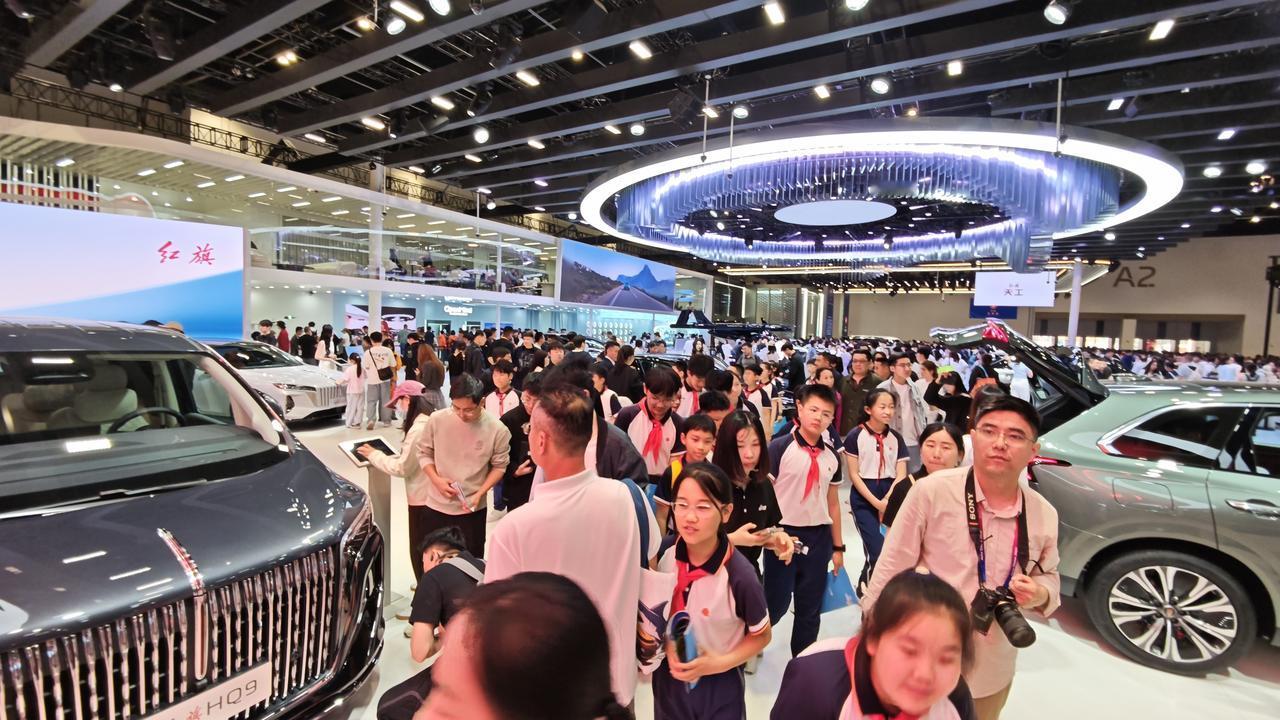 现在的教学都这么与时俱进的吗？研学游都到车展来了。
跟负责老师聊了一下，这波小学