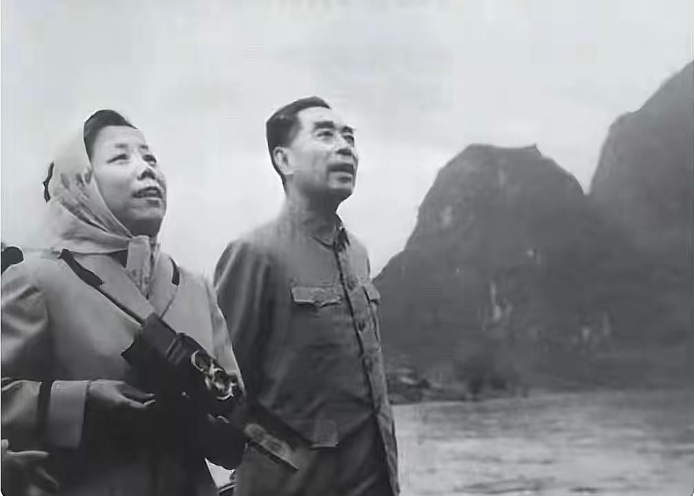 不知为什么，一看到周总理和邓颖超在三峡的真实合影，不禁让人莞尔一笑！

周总理用