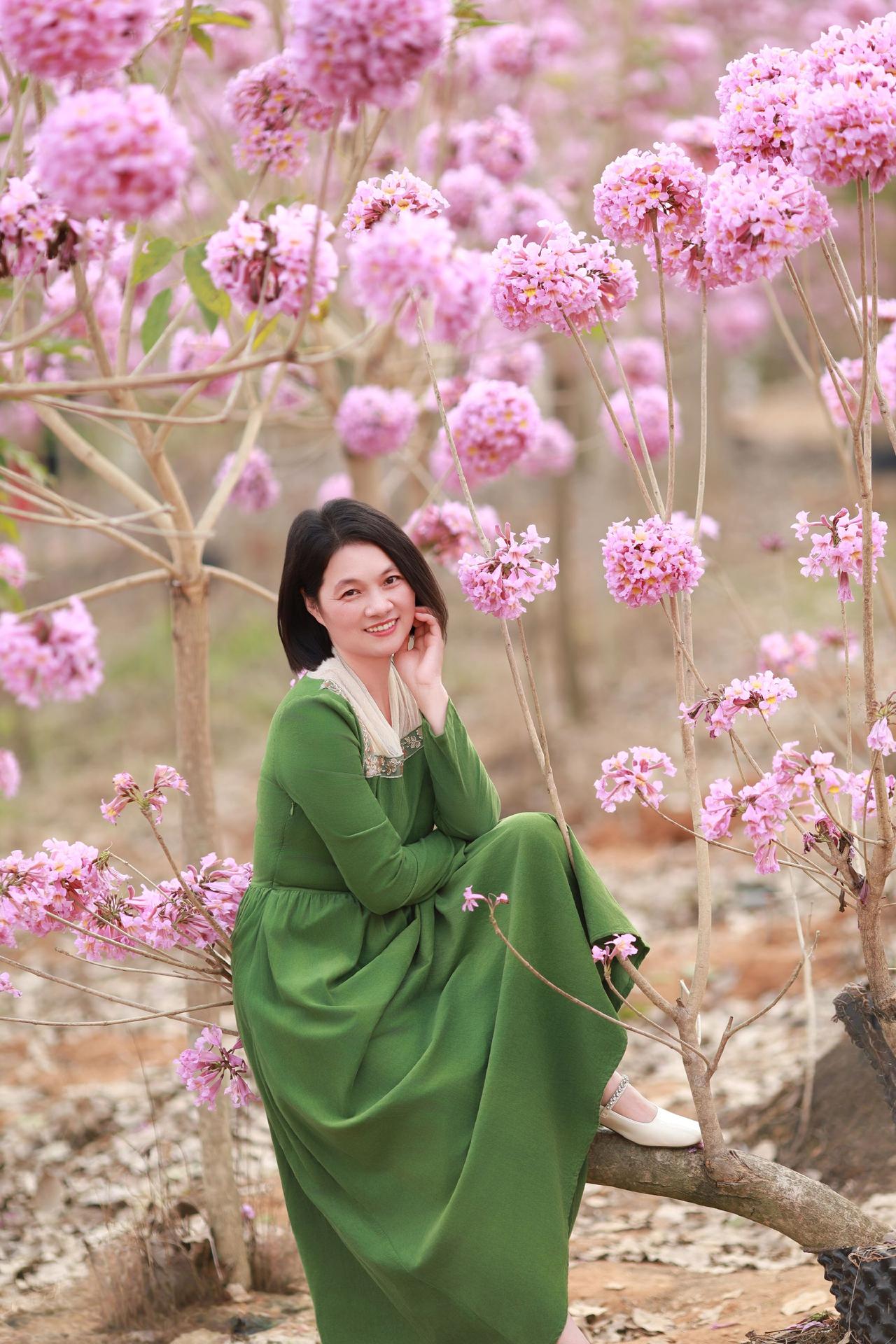 相约风玲花，虽然光线不是很理想。姐姐喜欢拍照，笑声散在冬天的风里。感谢出镜～～摄