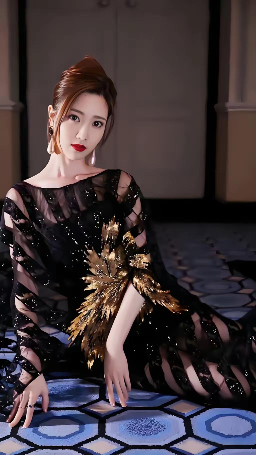 毛晓彤？
这小妮子啥时候，也变得如此明艳了……