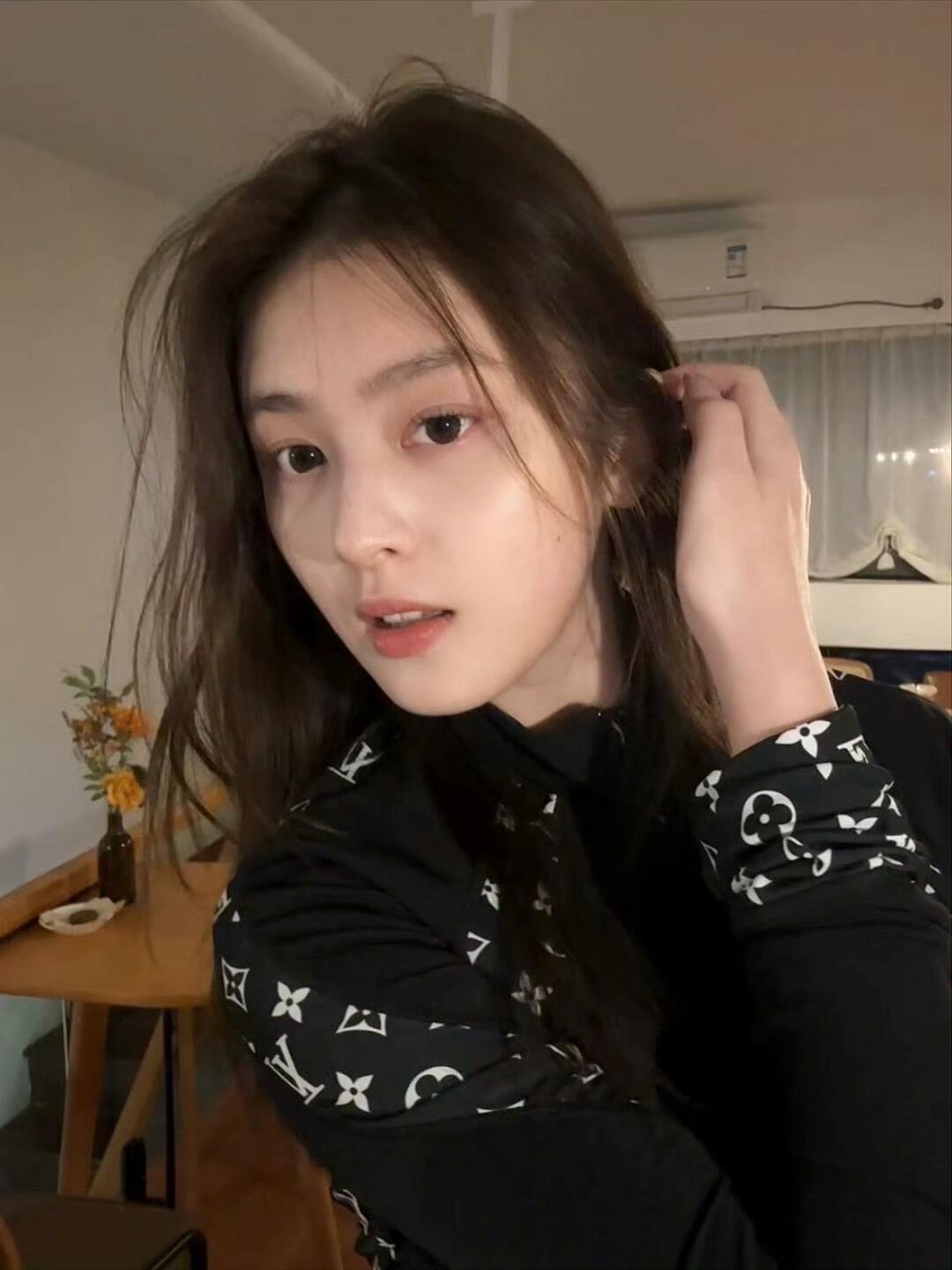 慵懒的午后，黑衬衫与猫咪图案的完美搭配，轻松自在的感觉