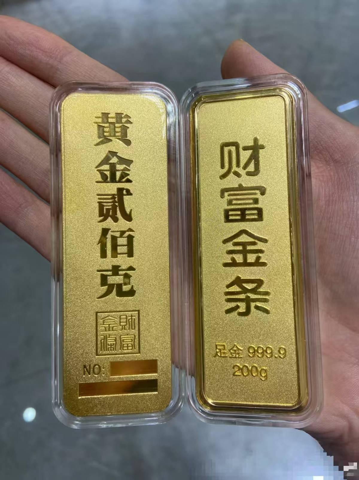 昨天早上金价999，今天988。相差11块钱。 
11块钱，让一个人从“再观望一