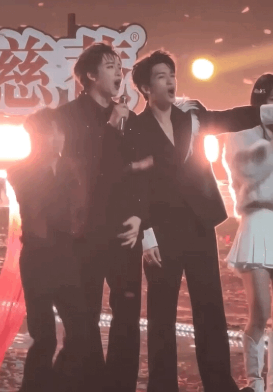 刘宇宁黄子弘凡周深同框为啥黄子看周深的眼神那么…慈祥？ 