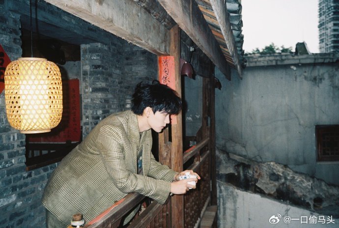 周翊然西装叠穿周翊然回重庆松弛感拉满了周翊然回重庆放大招！西装叠穿造型超吸睛，随