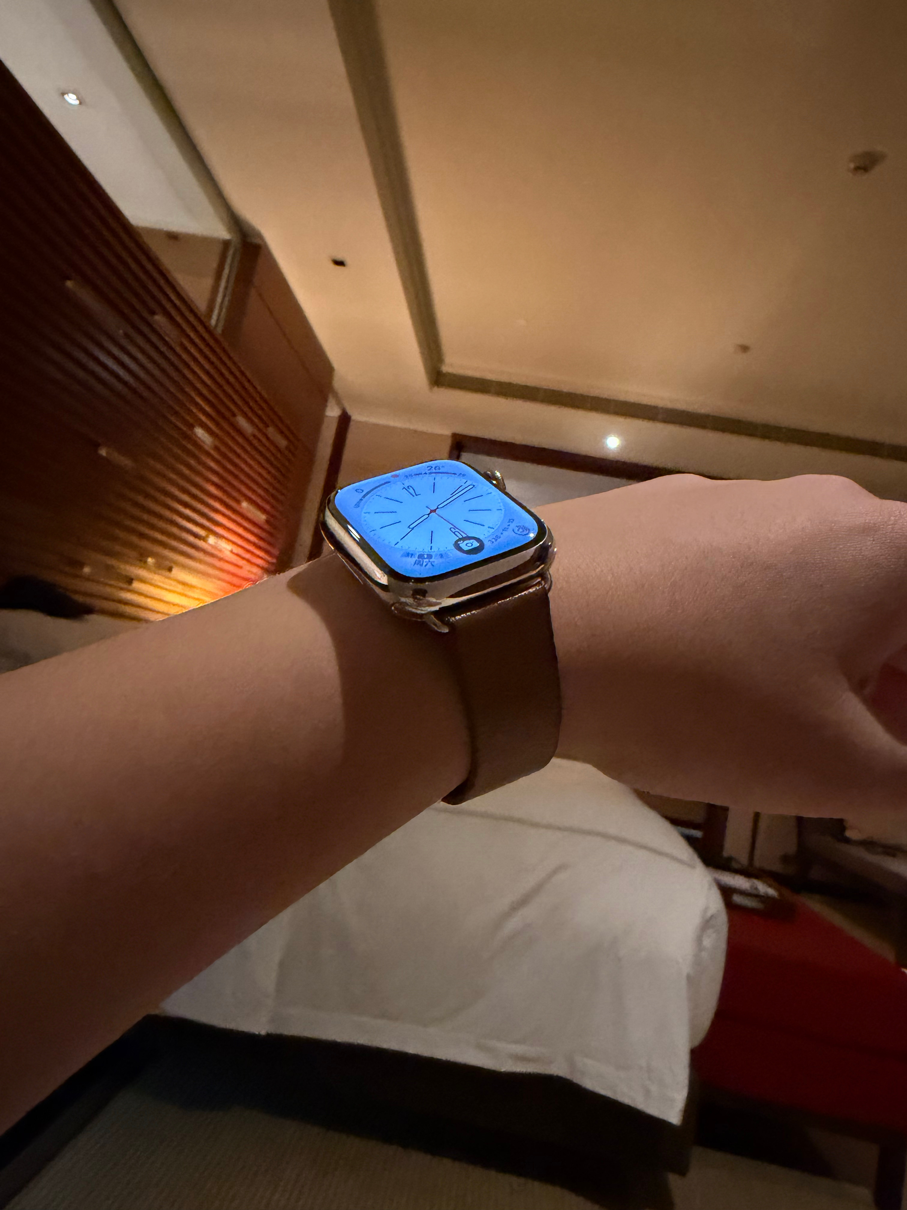 我戴个手表稍微勒一点我都难受，戴10年这是咋想的呀？超越常人的意志力？还是超越常